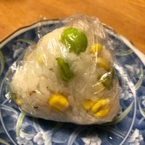 枝豆とコーン黒ごまのおにぎり